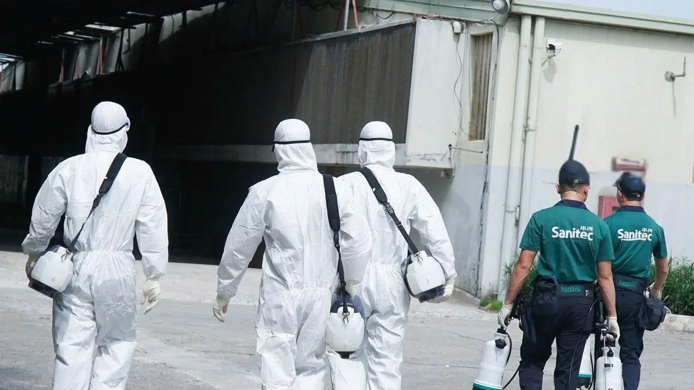 Kỹ thuật viên Sanitec kiểm tra hệ thống giám sát sinh vật gây hại tại nhà máy